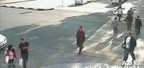 Gif Cuando un senior impide al nuevo desplegar el código sin probarlo